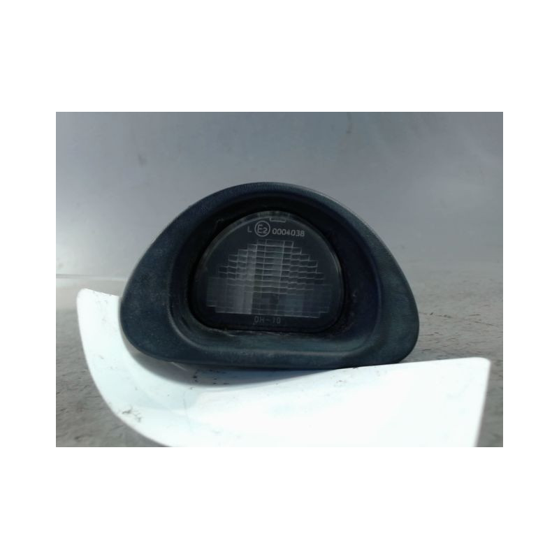 ECLAIREUR PLAQUE DE POLICE DROIT PEUGEOT 107 5P