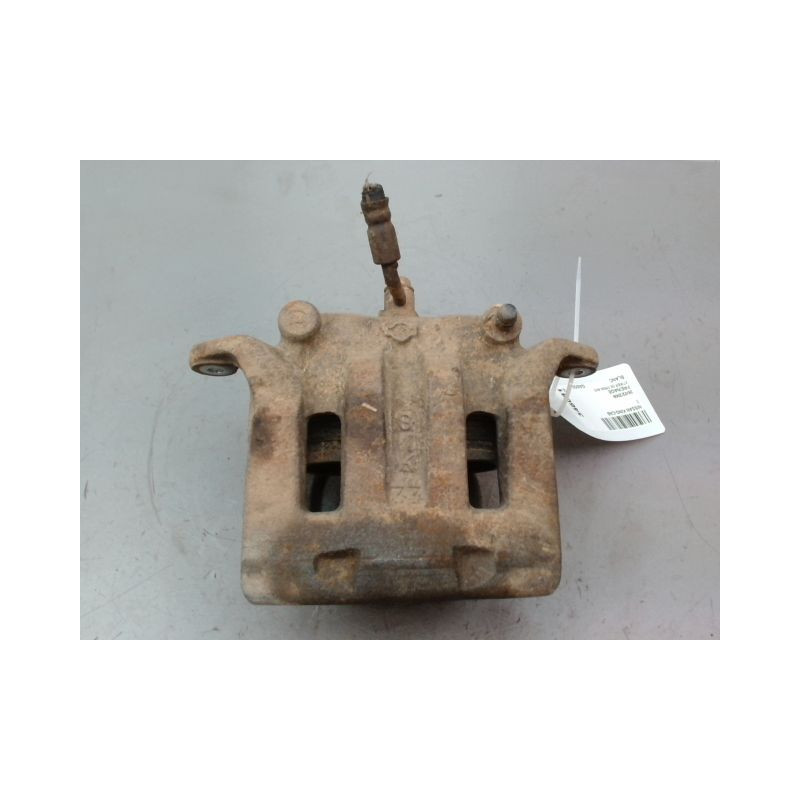 ETRIER DE FREIN AVANT DROIT NISSAN KING-CAB