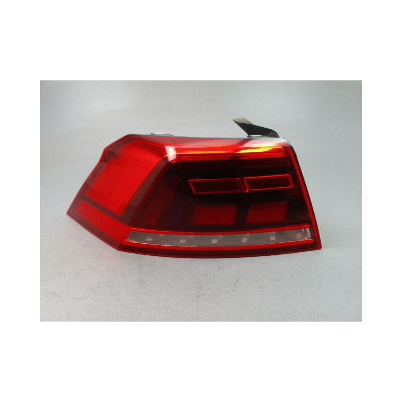 FEU ARRIERE GAUCHE  VOLKSWAGEN PASSAT 2010-