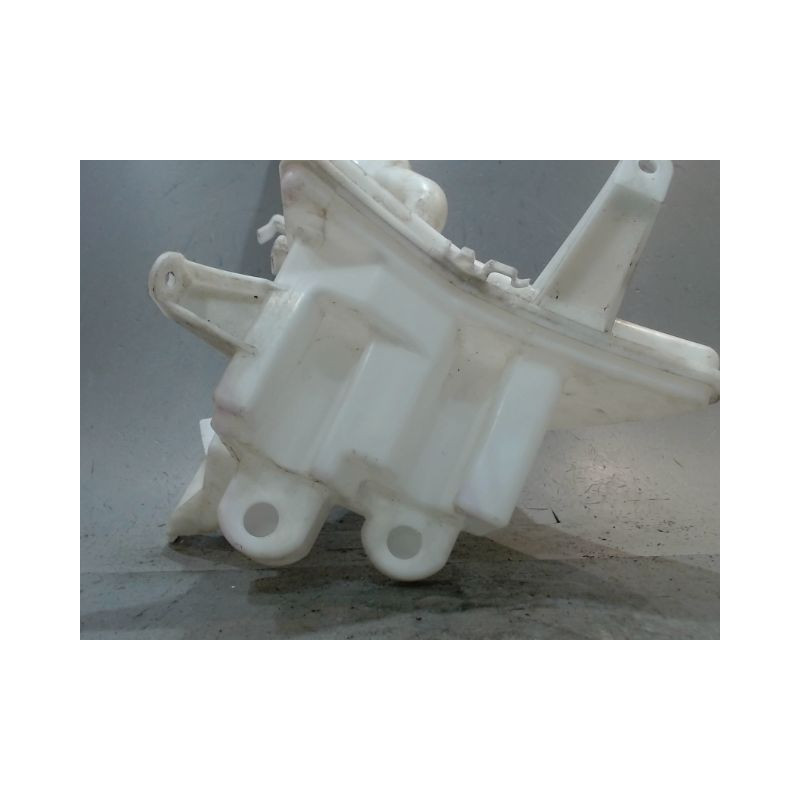 RESERVOIR LAVE-GLACE AVANT TOYOTA AURIS