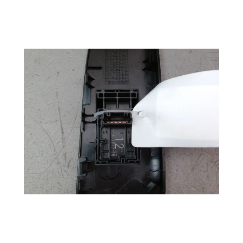 COMMANDE LEVE-GLACE PORTE AVD TOYOTA C-HR
