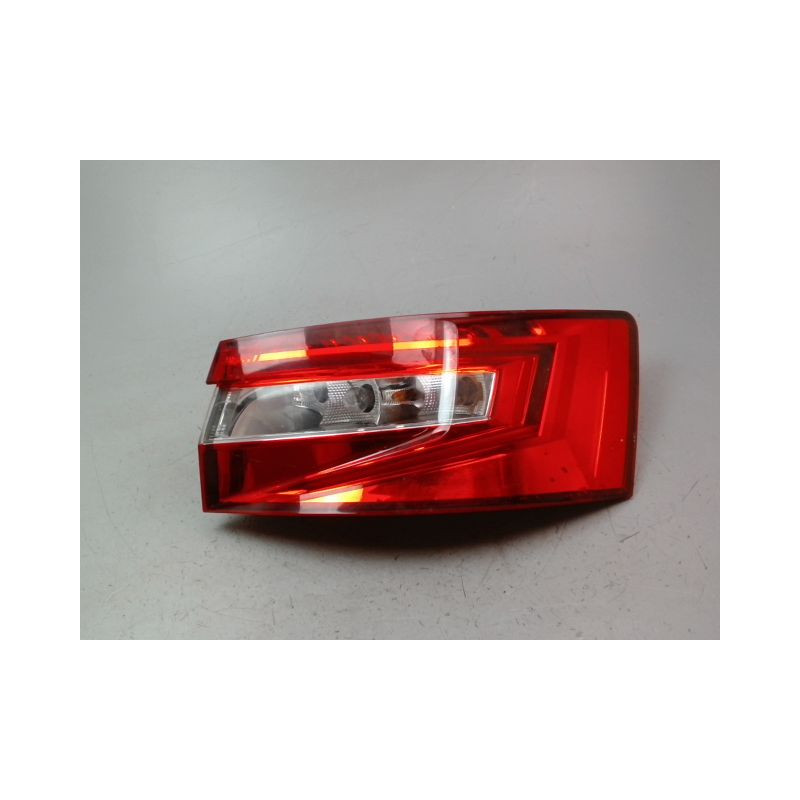 FEU ARRIERE DROIT SKODA SUPERB