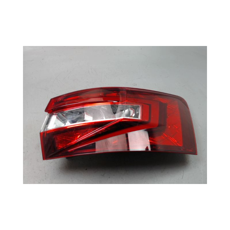 FEU ARRIERE DROIT SKODA SUPERB