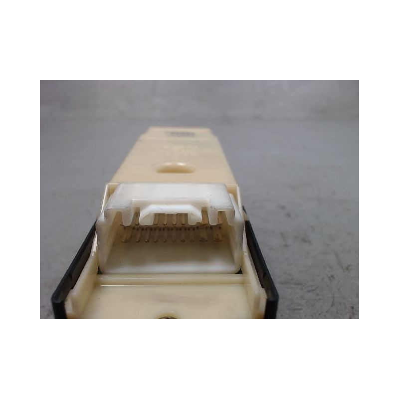 COMMANDE LEVE-GLACE PORTE AVG TOYOTA AVENSIS VERSO 01-03