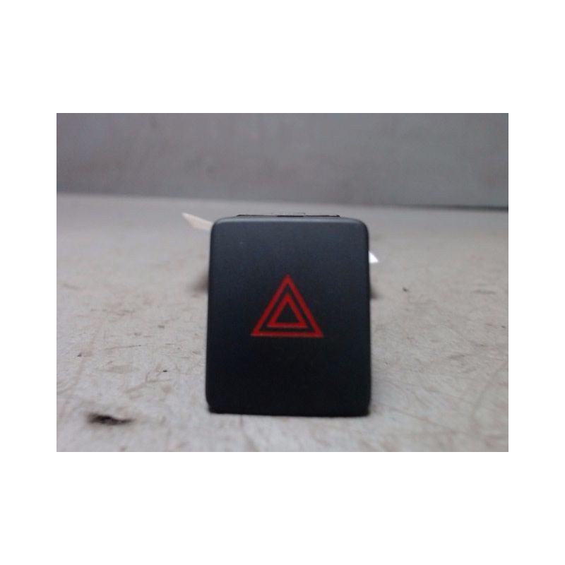 BOUTON DE WARNING NISSAN MICRA