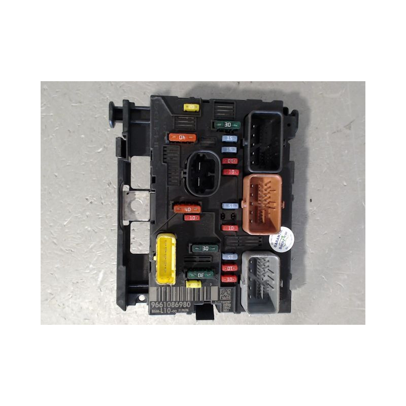 BOITE A FUSIBLES PEUGEOT 207 3P