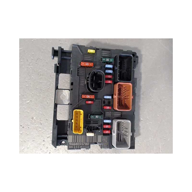 BOITE A FUSIBLES PEUGEOT 207 5P