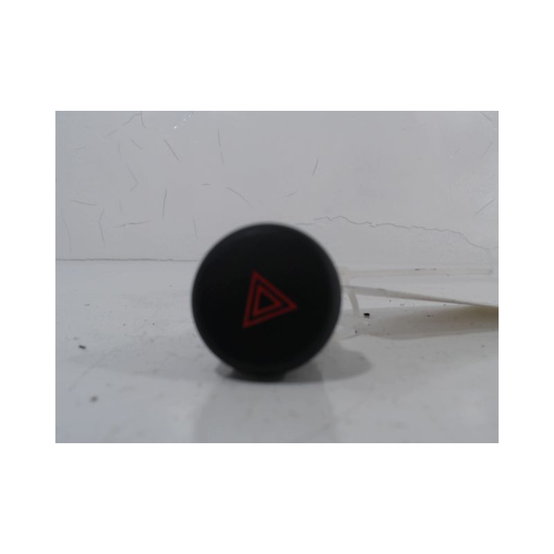 BOUTON DE WARNING NISSAN JUKE