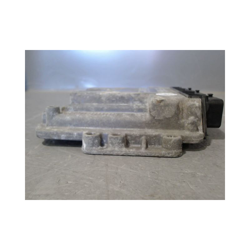 CALCULATEUR MOTEUR NISSAN INTERSTAR