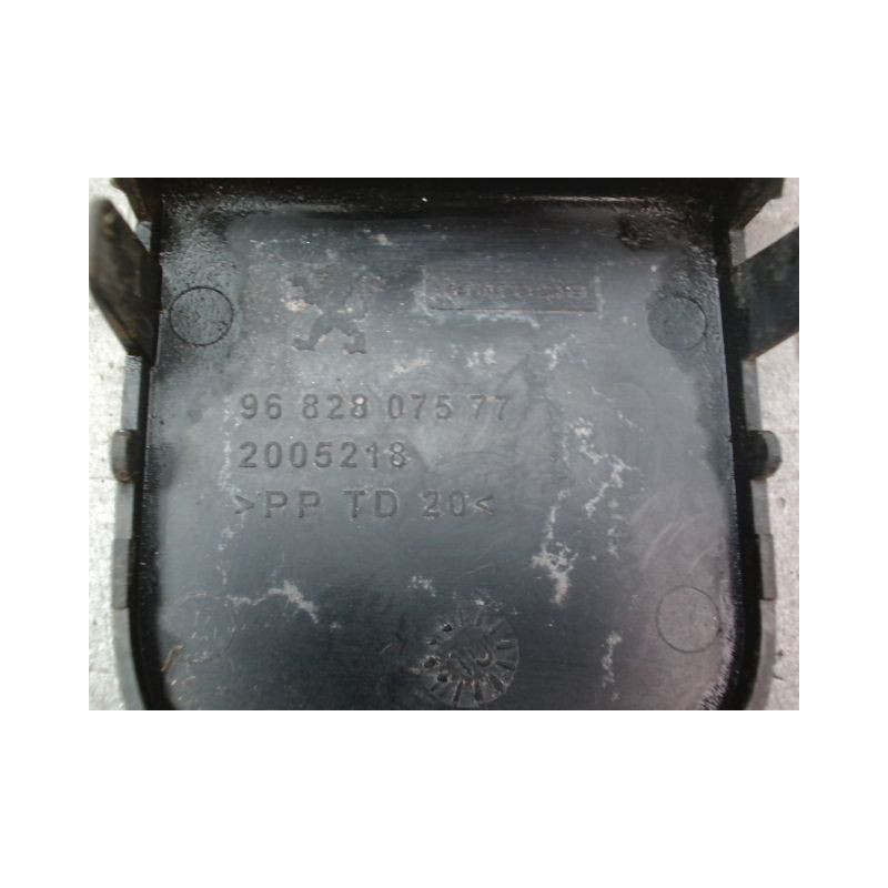 OBTURATEUR COUVRE CROCHET DE BOUCLIER AR PEUGEOT 308CC