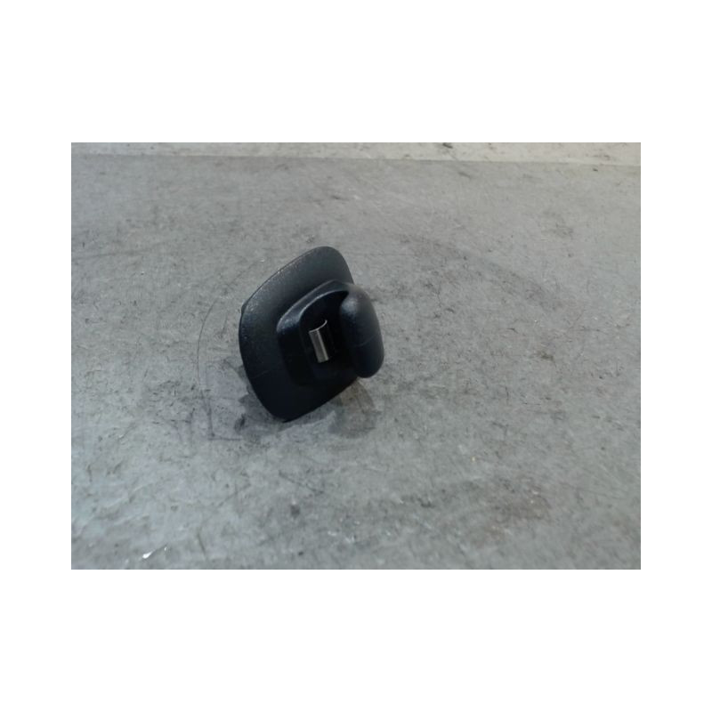 CROCHET FIXATION PARE SOLEIL G RENAULT CLIO