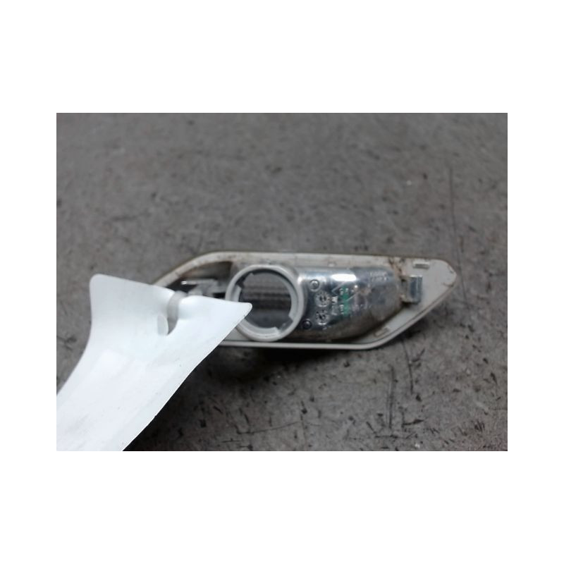 REPETITEUR AILE GAUCHE DACIA JOGGER