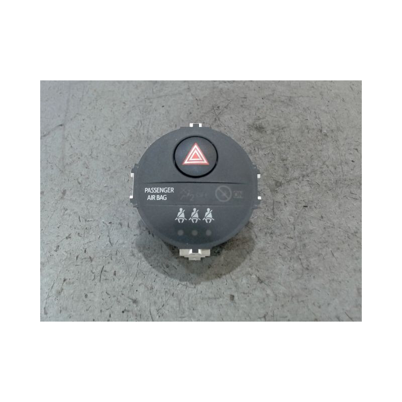 BOUTON DE WARNING TOYOTA YARIS