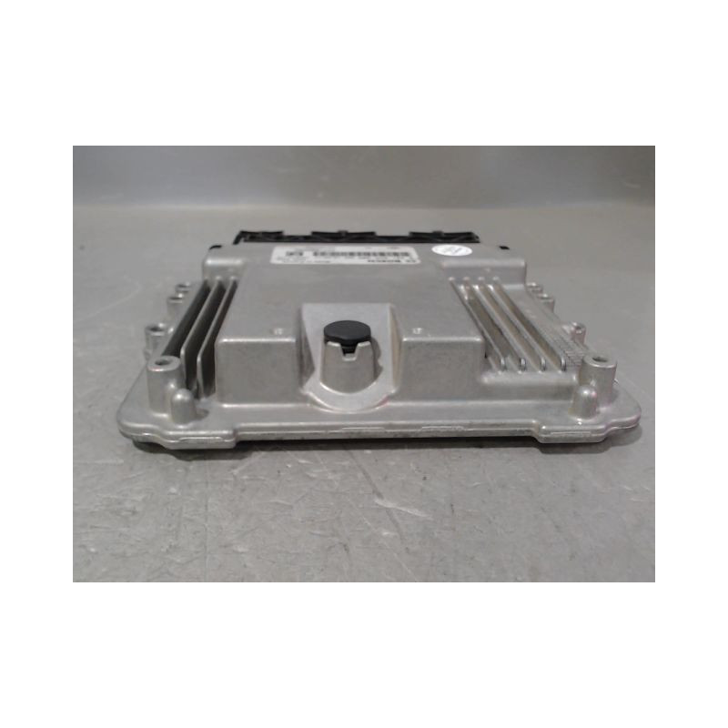 CALCULATEUR MOTEUR RENAULT CLIO