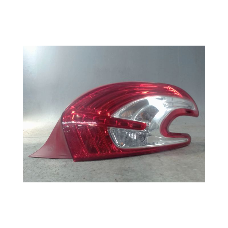 FEU ARRIERE DROIT PEUGEOT 208