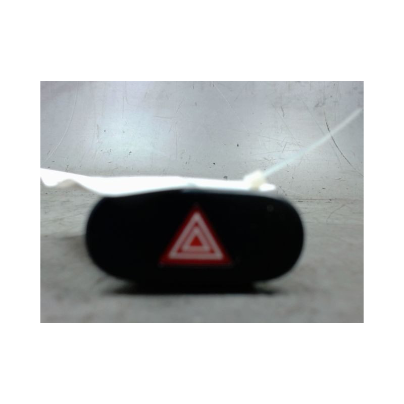 BOUTON DE WARNING KIA CARENS