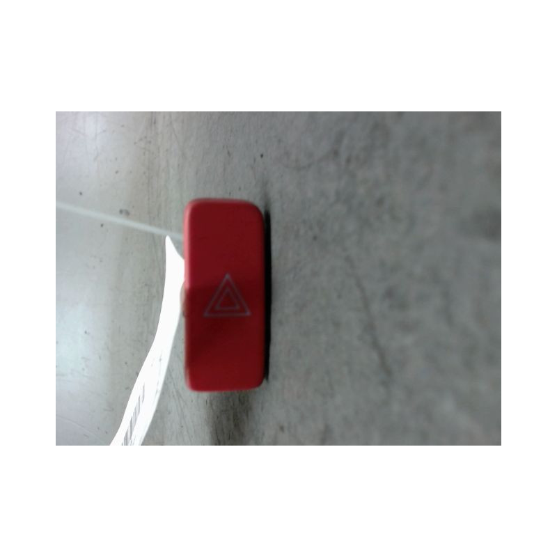 BOUTON DE WARNING TOYOTA AURIS 2010-