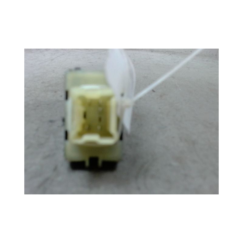 COMMANDE LEVE-GLACE PORTE AVD DACIA JOGGER