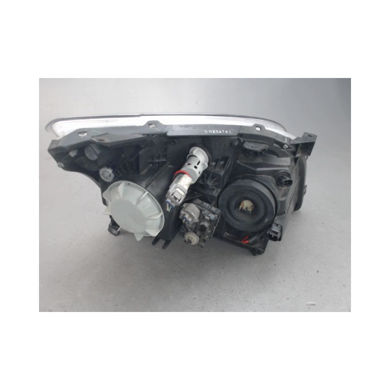 PHARE GAUCHE TOYOTA AVENSIS