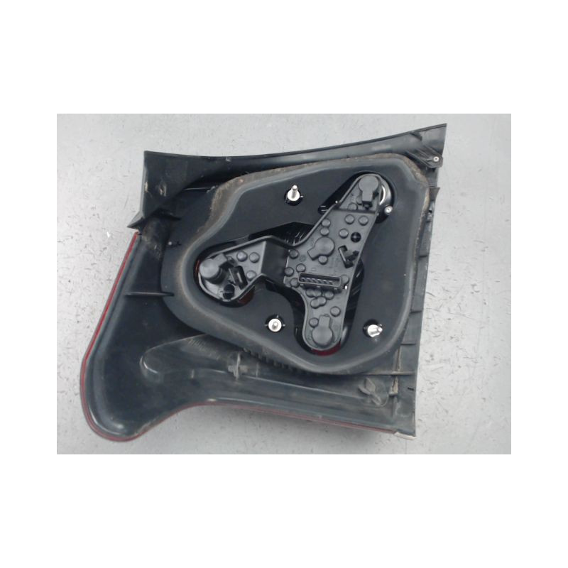 FEU ARRIERE DROIT TOYOTA AVENSIS