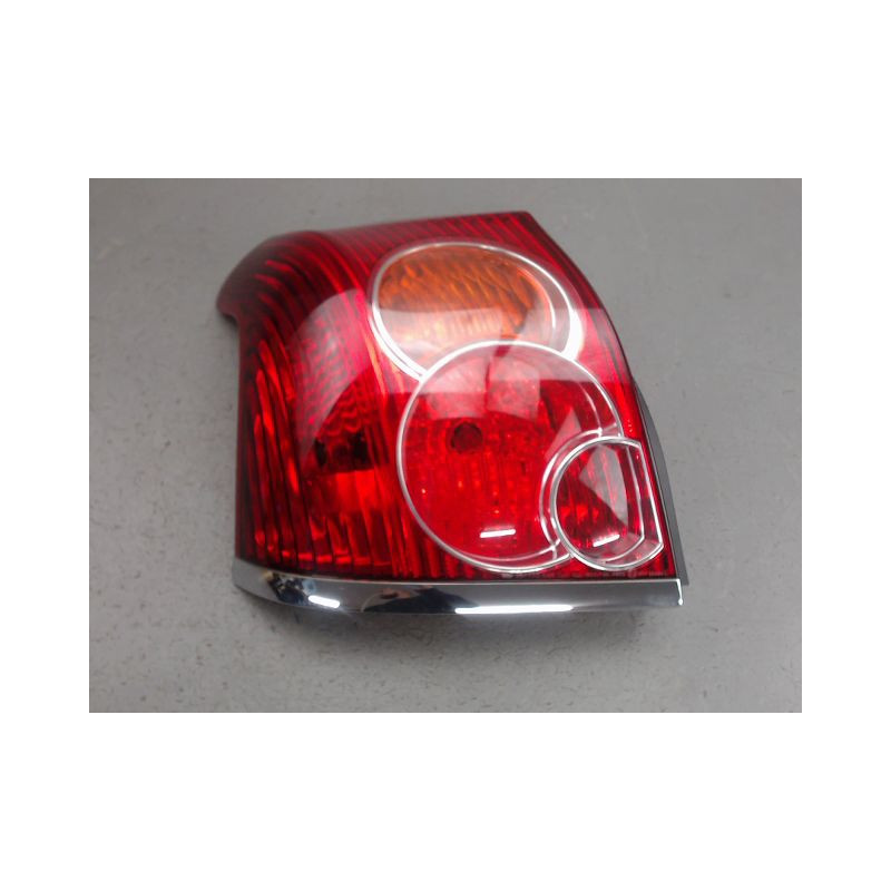 FEU ARRIERE GAUCHE  TOYOTA AVENSIS