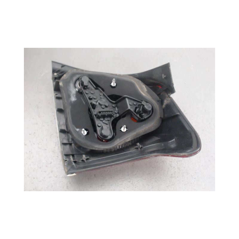 FEU ARRIERE GAUCHE  TOYOTA AVENSIS