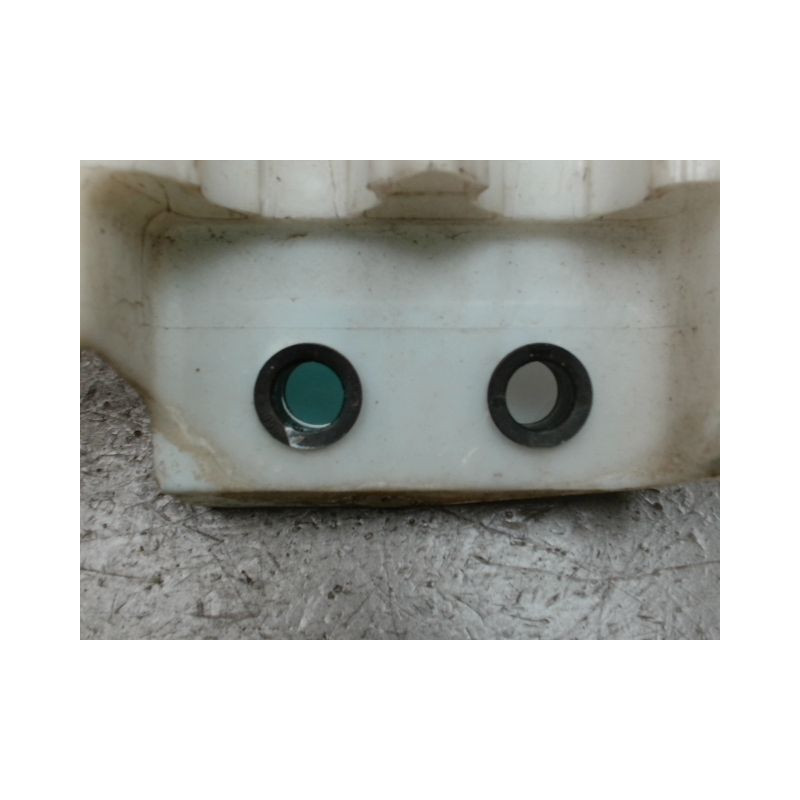 RESERVOIR LAVE-GLACE AVANT TOYOTA AYGO 3P