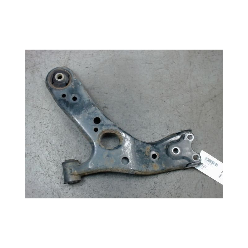 TRIANGLE INFERIEUR AVANT DROIT TOYOTA AURIS