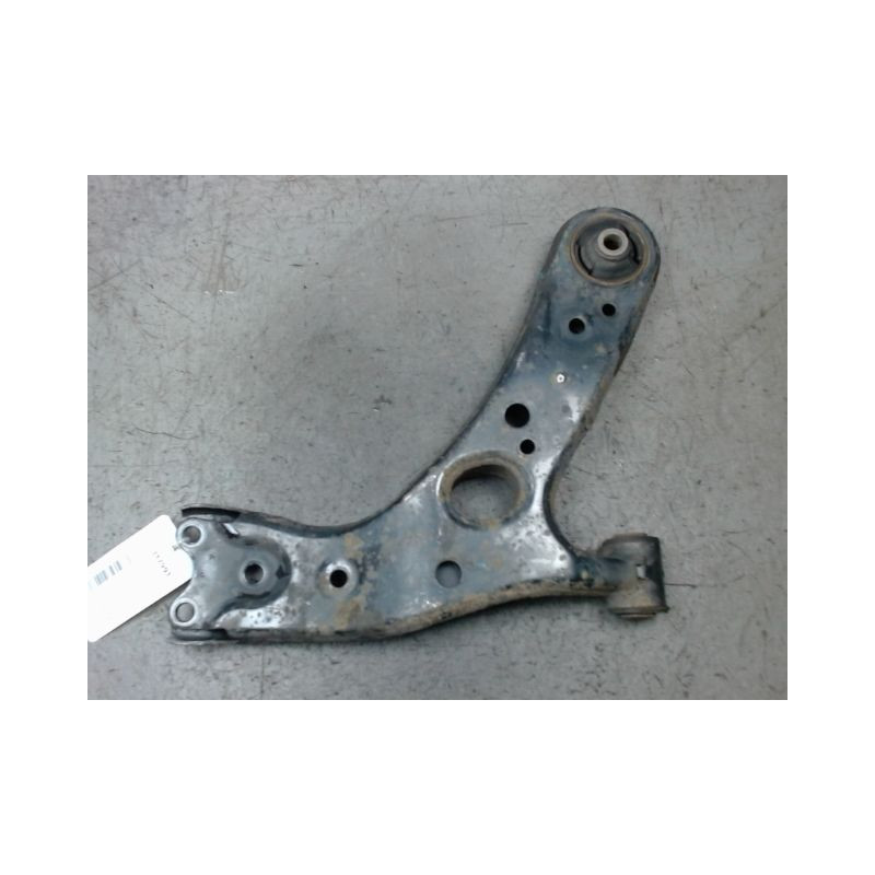 TRIANGLE INFERIEUR AVANT GAUCHE TOYOTA AURIS