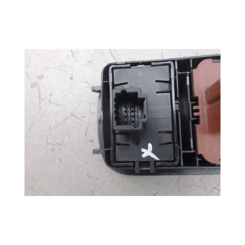 COMMANDE LEVE-GLACE PORTE AVG DACIA DUSTER