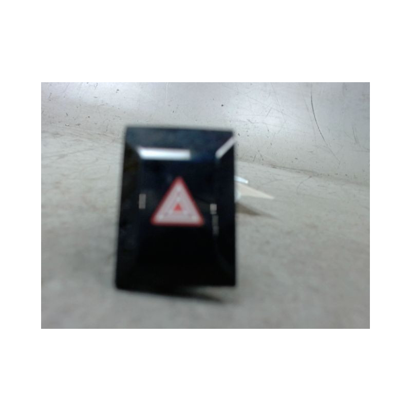 BOUTON DE WARNING TOYOTA COROLLA