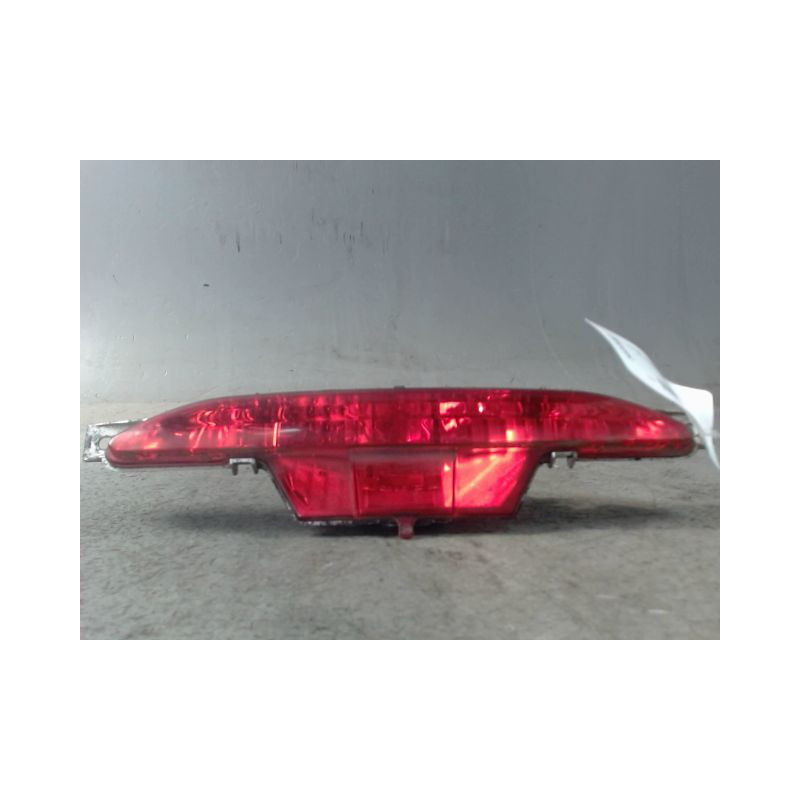 FEU BROUILLARD CENTRAL ARRIERE PEUGEOT 208