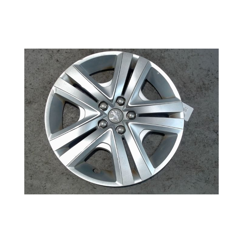 ENJOLIVEUR DE ROUE PEUGEOT 2008