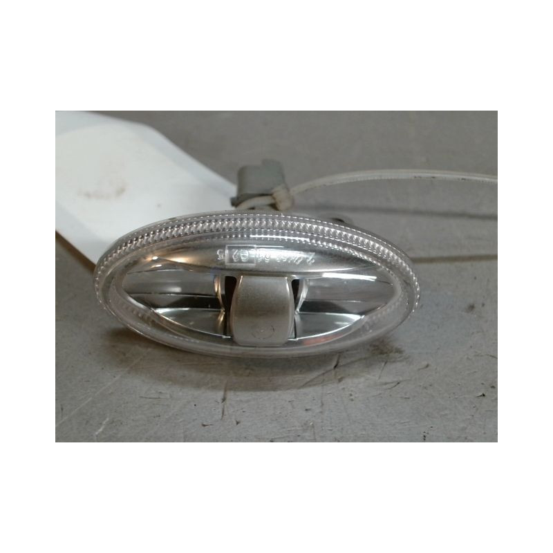 REPETITEUR AILE DROIT PEUGEOT 108