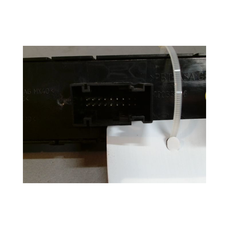 BOUTON DE WARNING PEUGEOT 3008 2009-