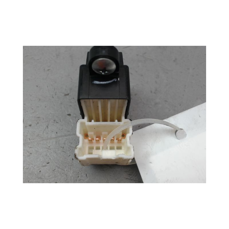 COMMANDE LEVE-GLACE PORTE AVD SUZUKI CELERIO