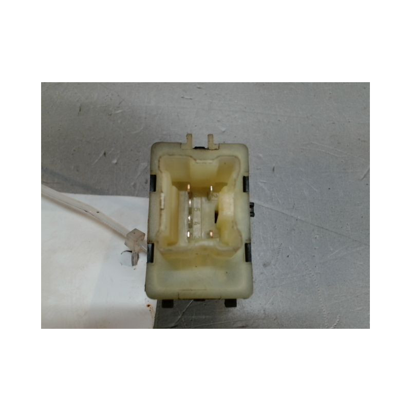 COMMANDE LEVE-GLACE PORTE AVD DACIA SANDERO