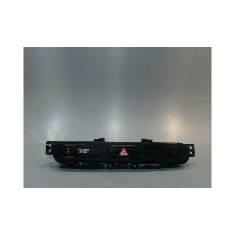 BOUTON DE WARNING KIA CARENS