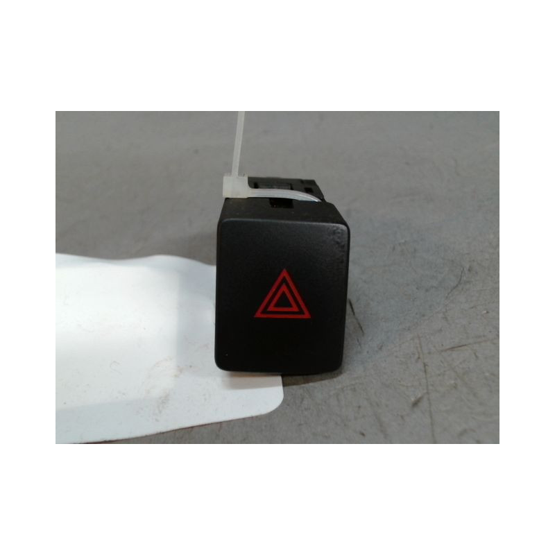BOUTON DE WARNING NISSAN QASHQAI