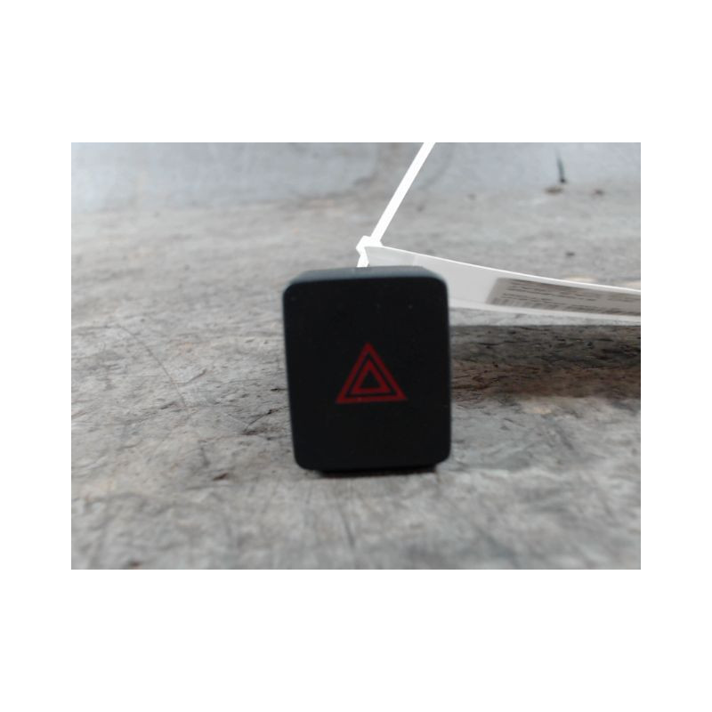 BOUTON DE WARNING NISSAN NOTE