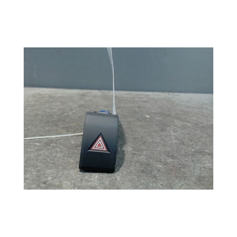 BOUTON DE WARNING TOYOTA RAV4 2006