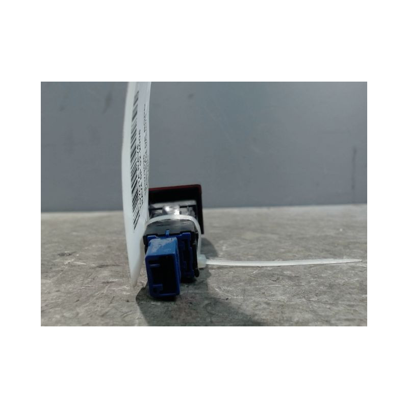 BOUTON DE WARNING TOYOTA RAV4 2006