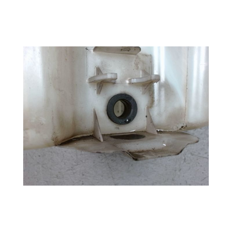 RESERVOIR LAVE-GLACE AVANT HYUNDAI TUCSON -04