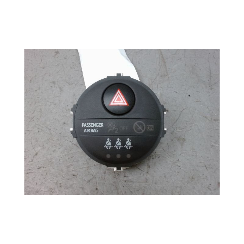 BOUTON DE WARNING TOYOTA YARIS