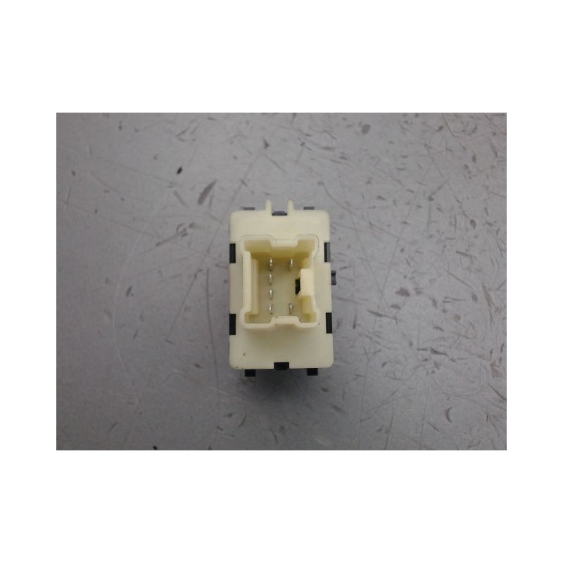 COMMANDE LEVE-GLACE PORTE AVD DACIA SANDERO