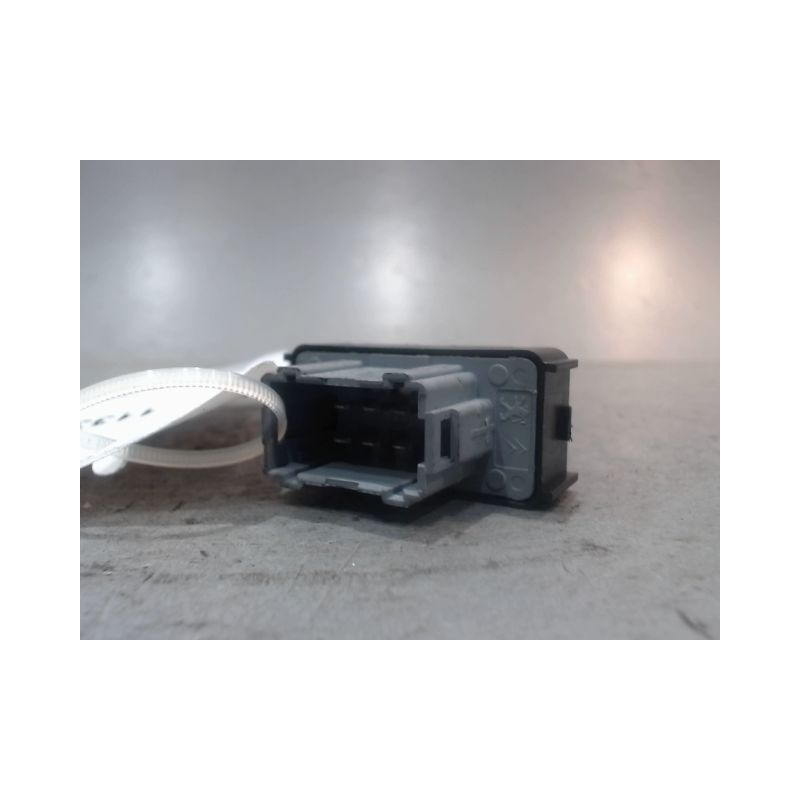 COMMANDE LEVE-GLACE PORTE AVD CITROEN BERLINGO