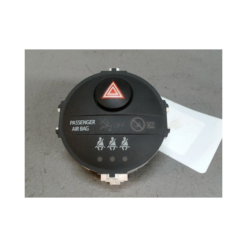 BOUTON DE WARNING TOYOTA YARIS