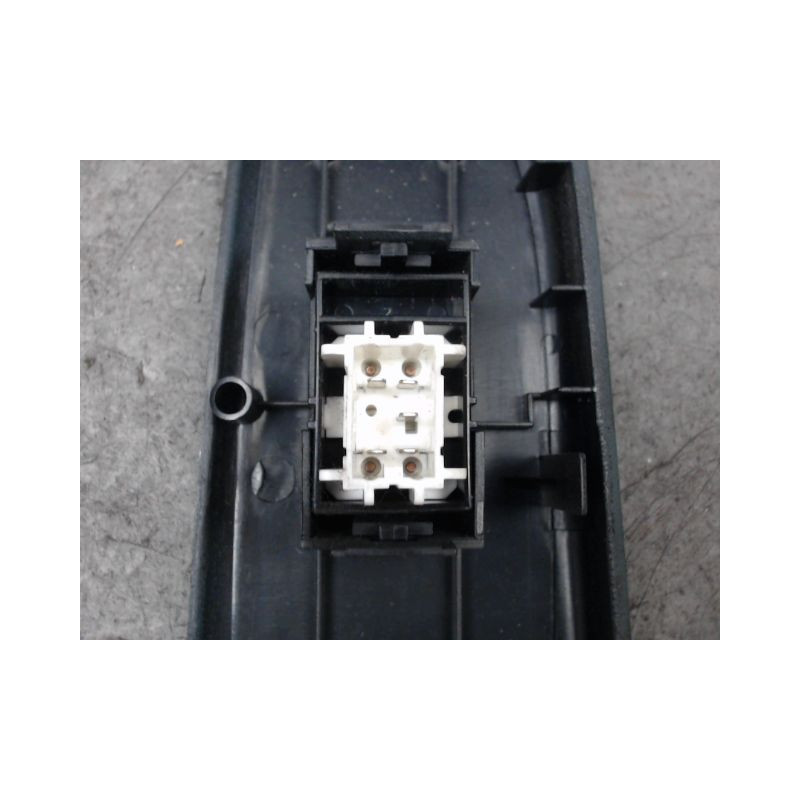 COMMANDE LEVE-GLACE PORTE AVD TOYOTA AVENSIS -2000