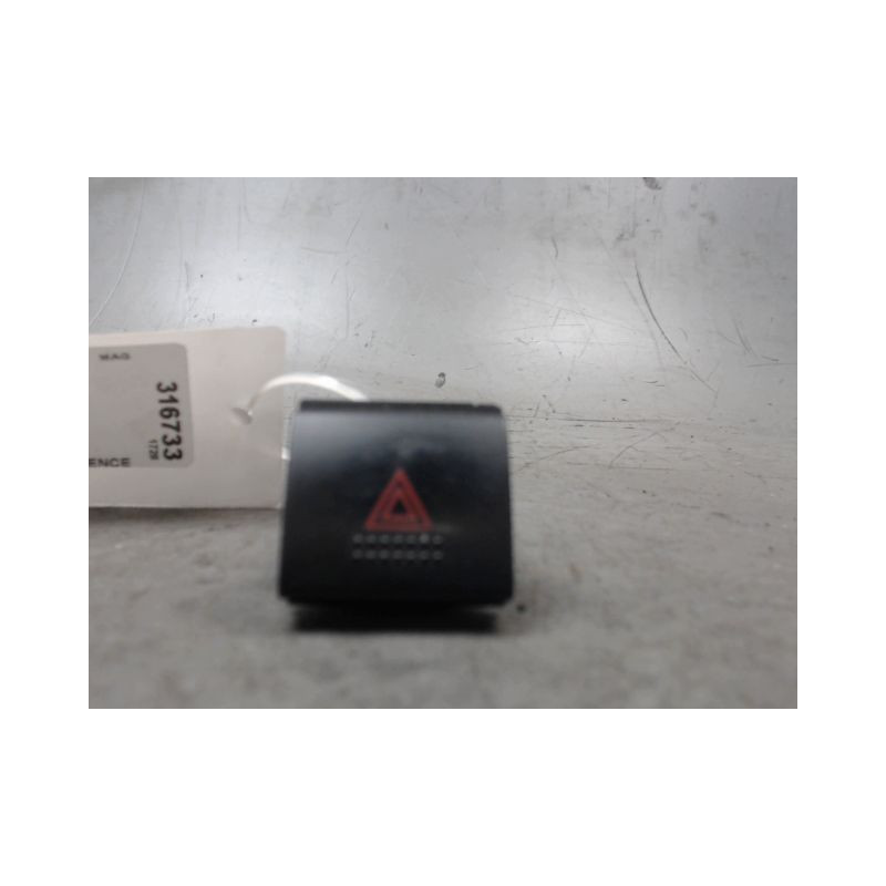 BOUTON DE WARNING TOYOTA AVENSIS -2000