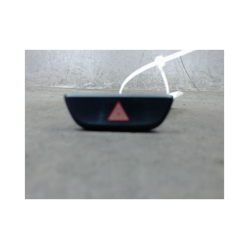 BOUTON DE WARNING TOYOTA YARIS